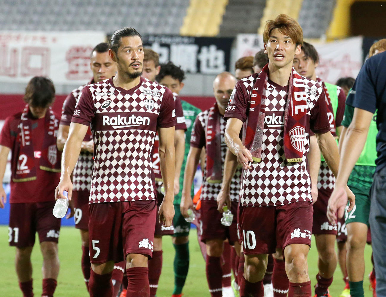 神戸対FC東京　神戸大迫（手前右）らは試合を終えサポーターへあいさつに向かう（撮影・上山淳一）