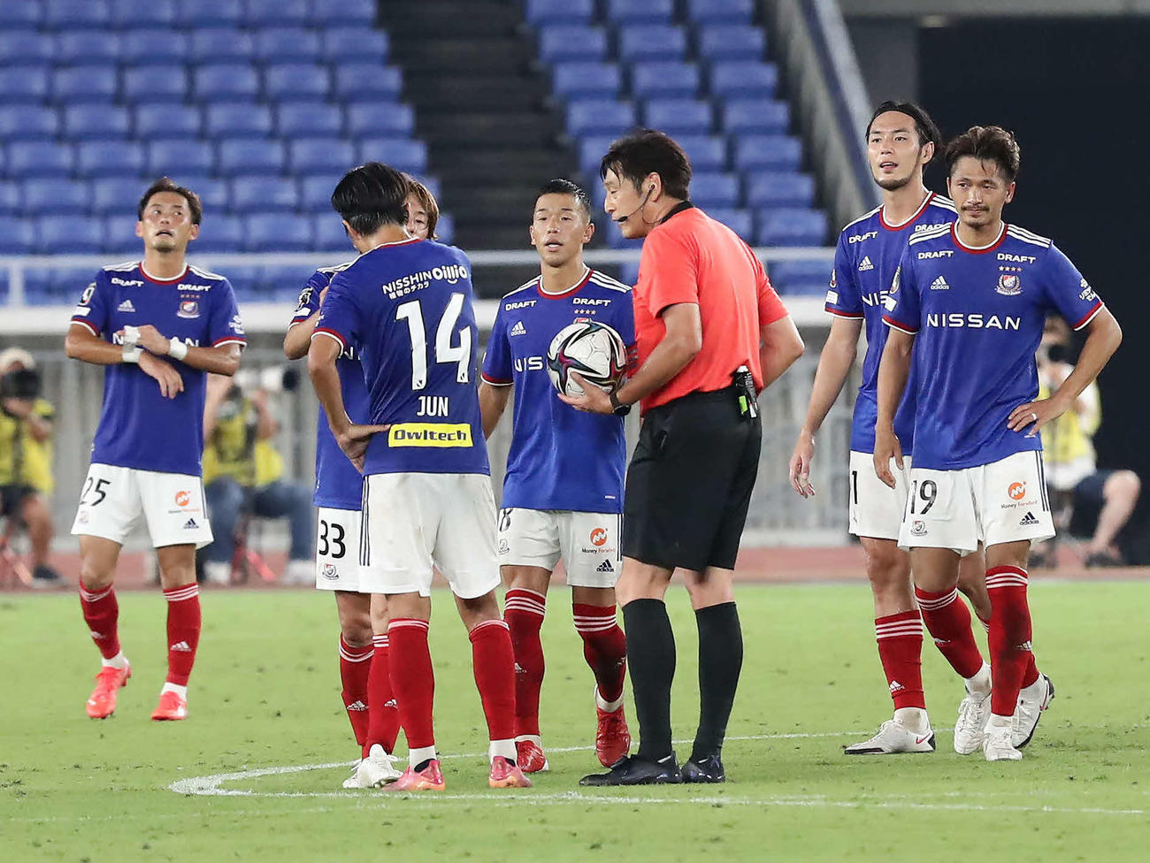 横浜対鹿島　14試合ぶりに敗れて肩を落とす横浜イレブン（撮影・丹羽敏通）