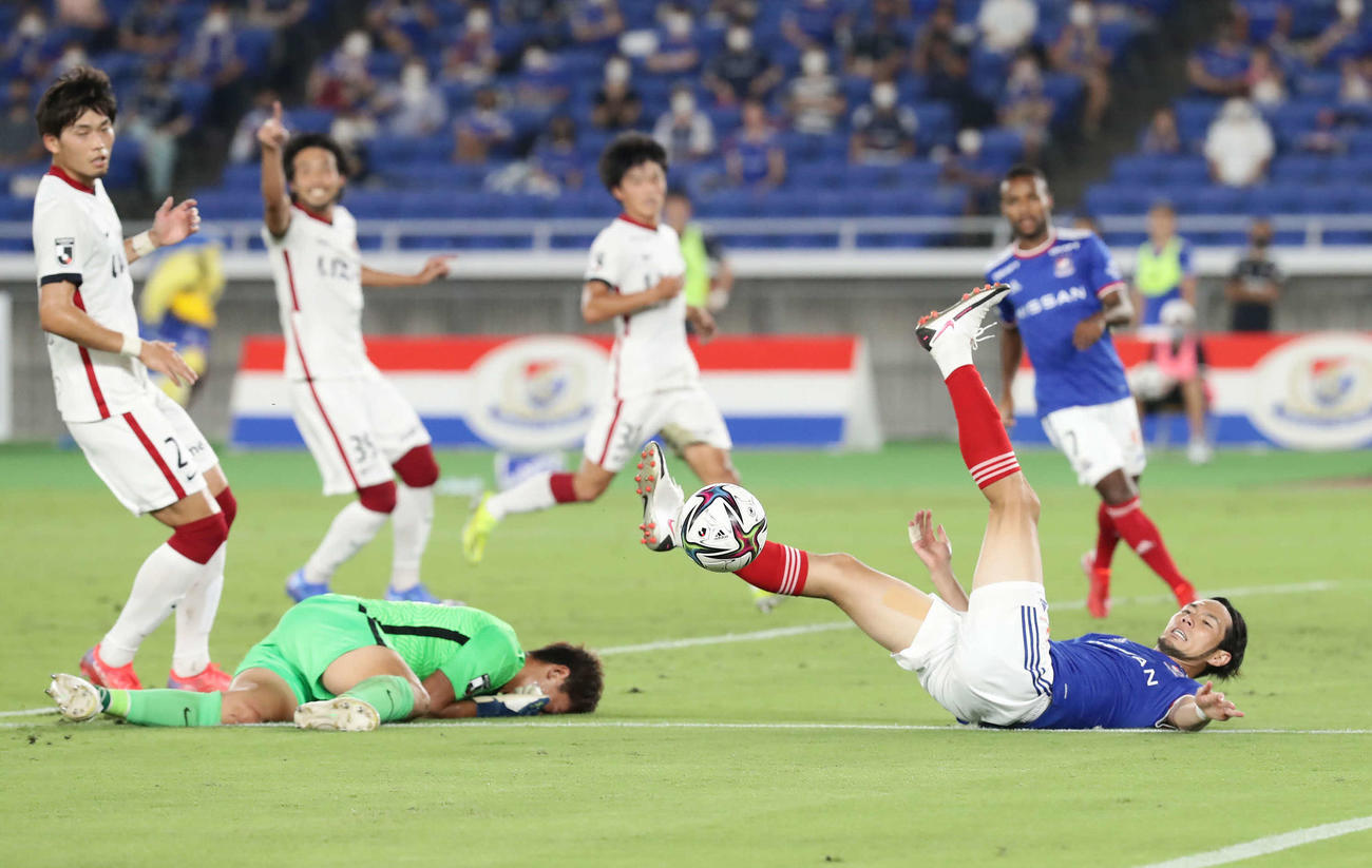横浜対鹿島　後半、ゴール前に走り込むが鹿島GK沖と交錯して転倒する横浜杉本（撮影・丹羽敏通）