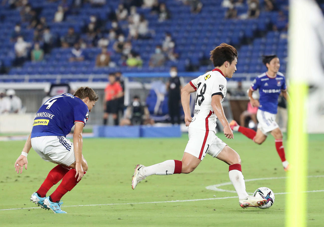 横浜対鹿島　前半、横浜畠中（左）のマークを振り切り2点目のゴールを決める鹿島上田（撮影・丹羽敏通）