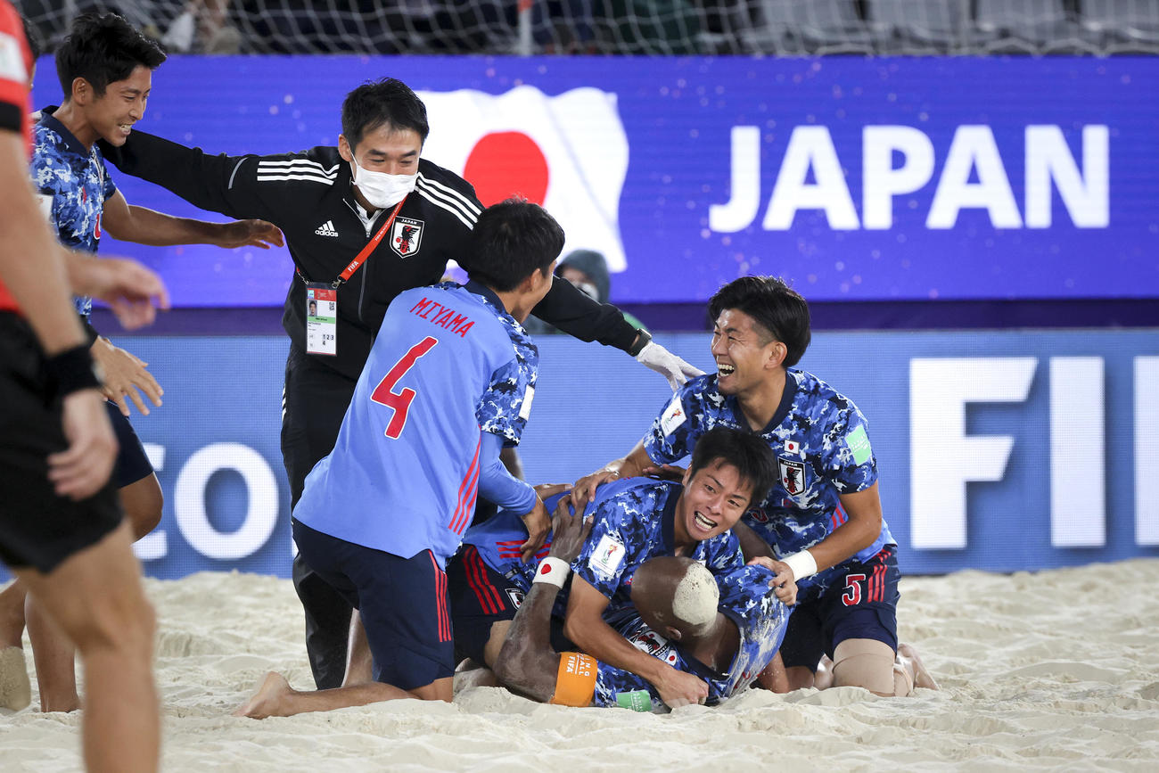 セネガルを下し決勝進出を決めて喜ぶ日本の選手たち（AP）