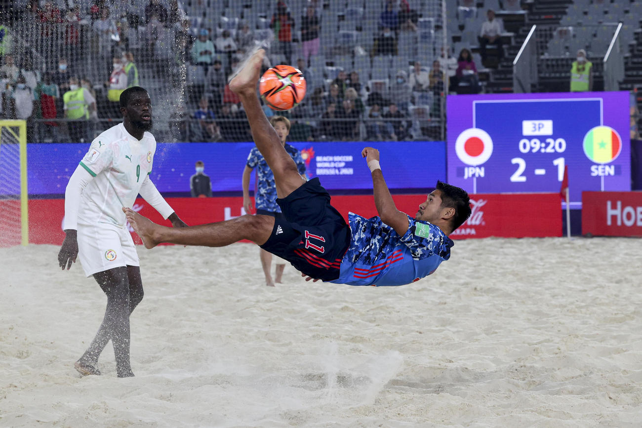 準決勝セネガル戦、オーバーヘッドキックを放つ奥山正憲（AP）