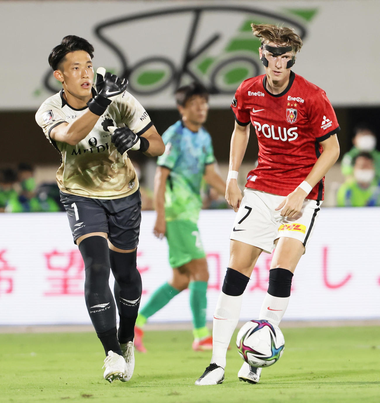 湘南対浦和　前半、パスを送る湘南GK谷（左）。右は浦和ユンカー（撮影・足立雅史）