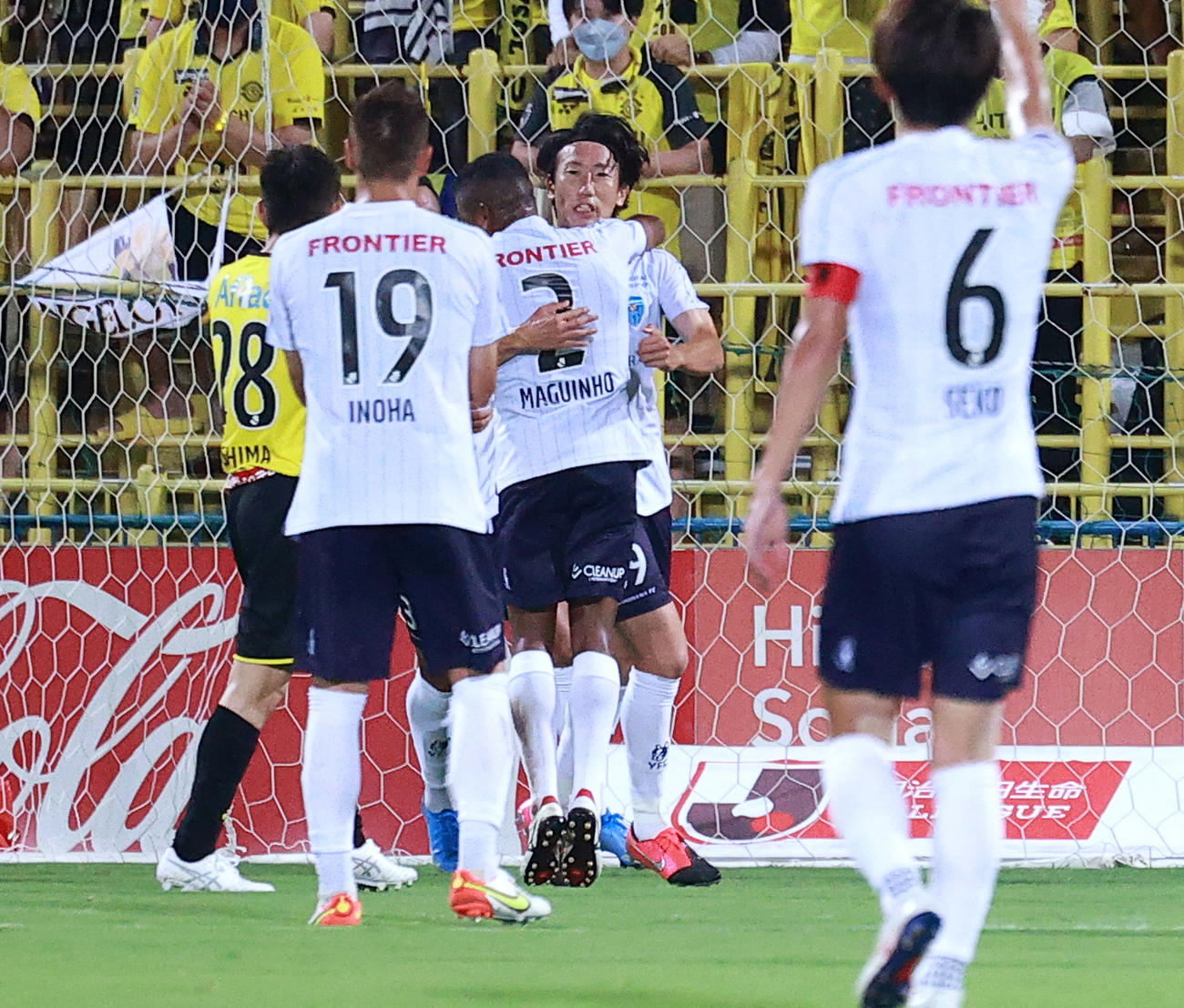 柏対横浜FC　前半、ゴールを決めイレブンと抱き合って喜ぶ横浜FC渡辺（中央）（撮影・浅見桂子）