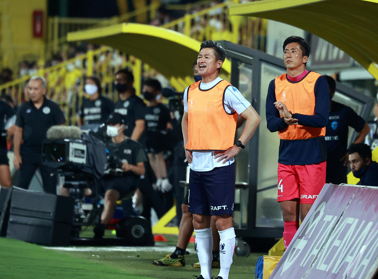 柏対横浜FC　後半、チャンスに声を出す横浜FCカズ（中央）（撮影・浅見桂子）