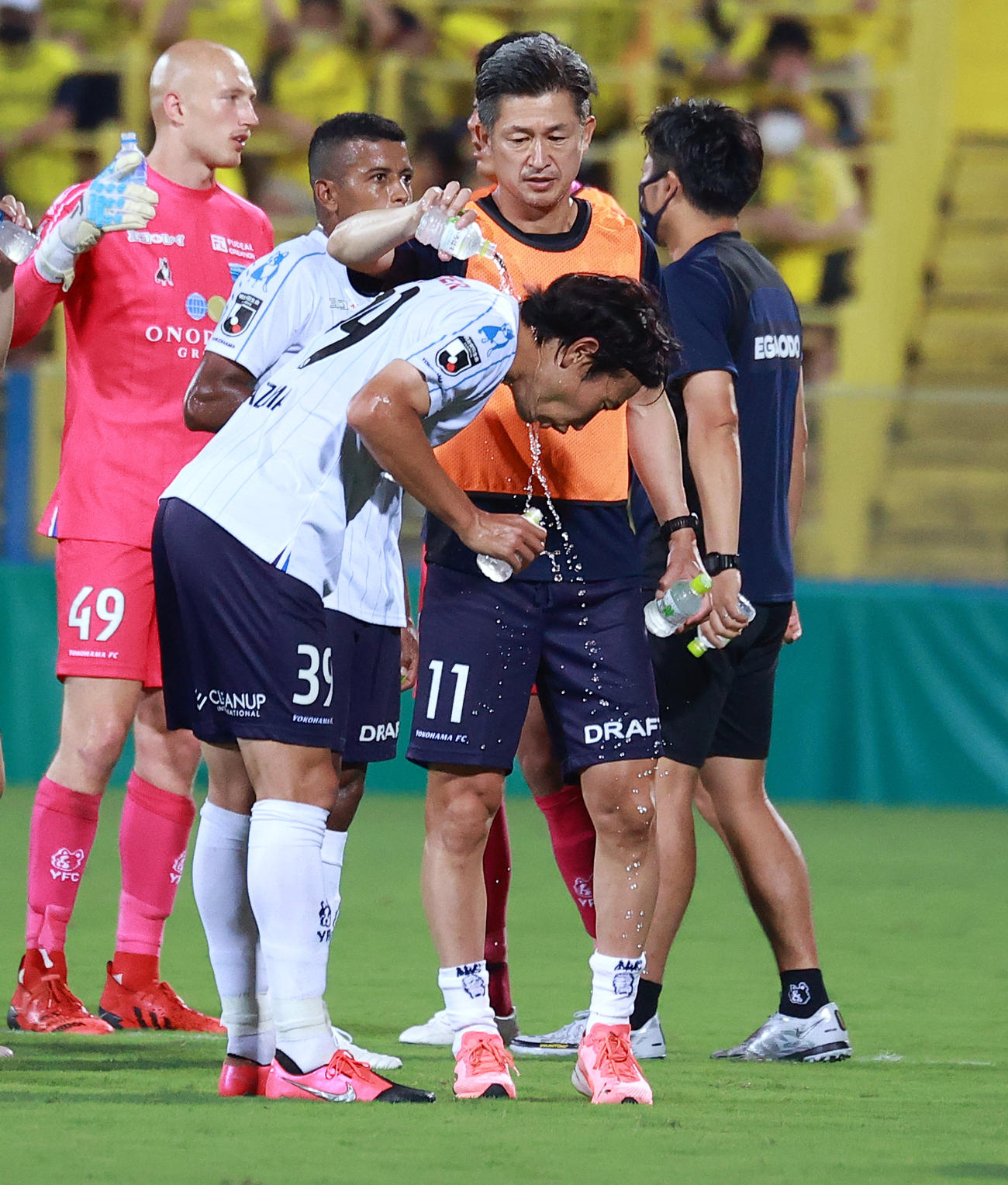 柏対横浜FC　後半、給水タイムで、選手に水をかける横浜FCカズ（撮影・浅見桂子）