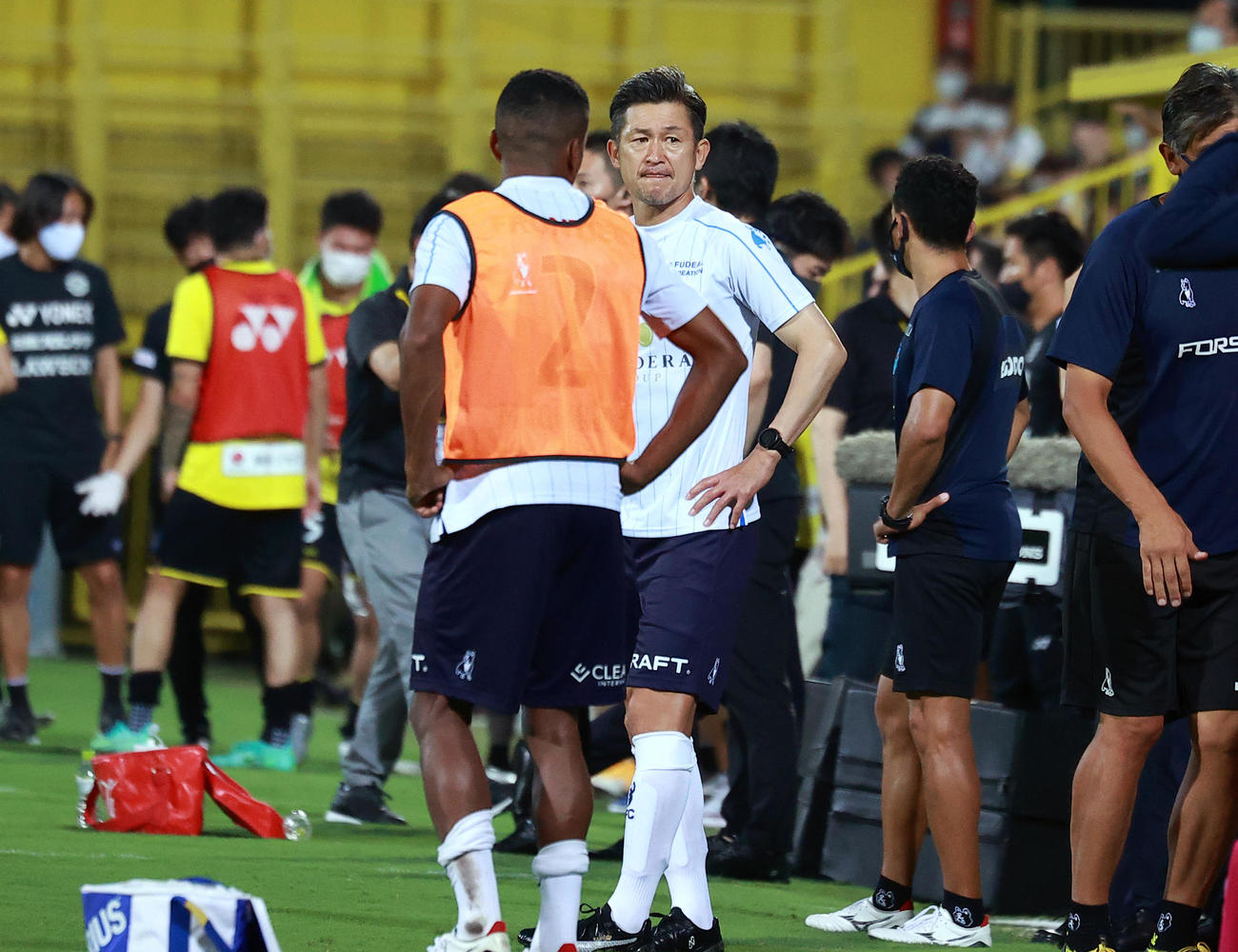 柏対横浜FC　後半、出番なく終わり、悔しそうな表情の横浜FCカズ（中央）（撮影・浅見桂子）