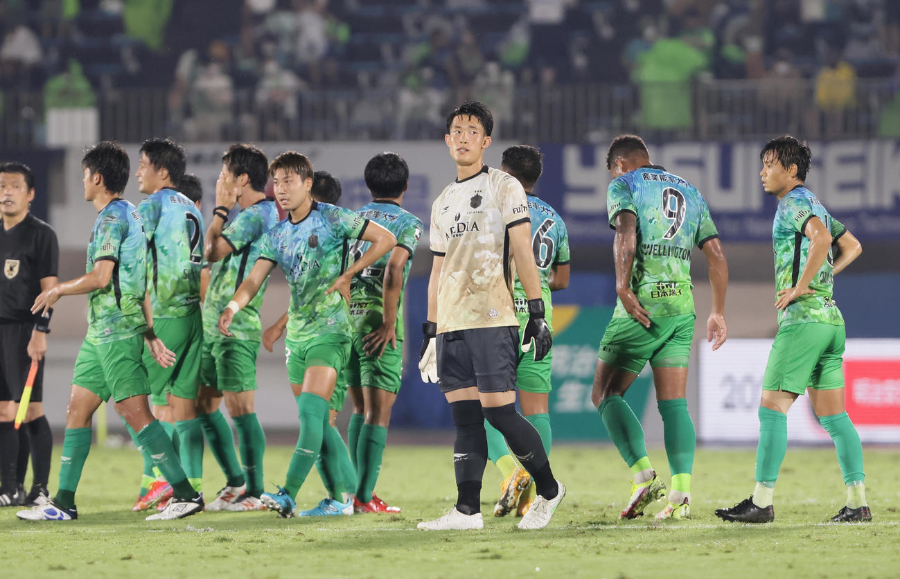 湘南対浦和　引き分けに終わった湘南GK谷（中央）ら（撮影・足立雅史）