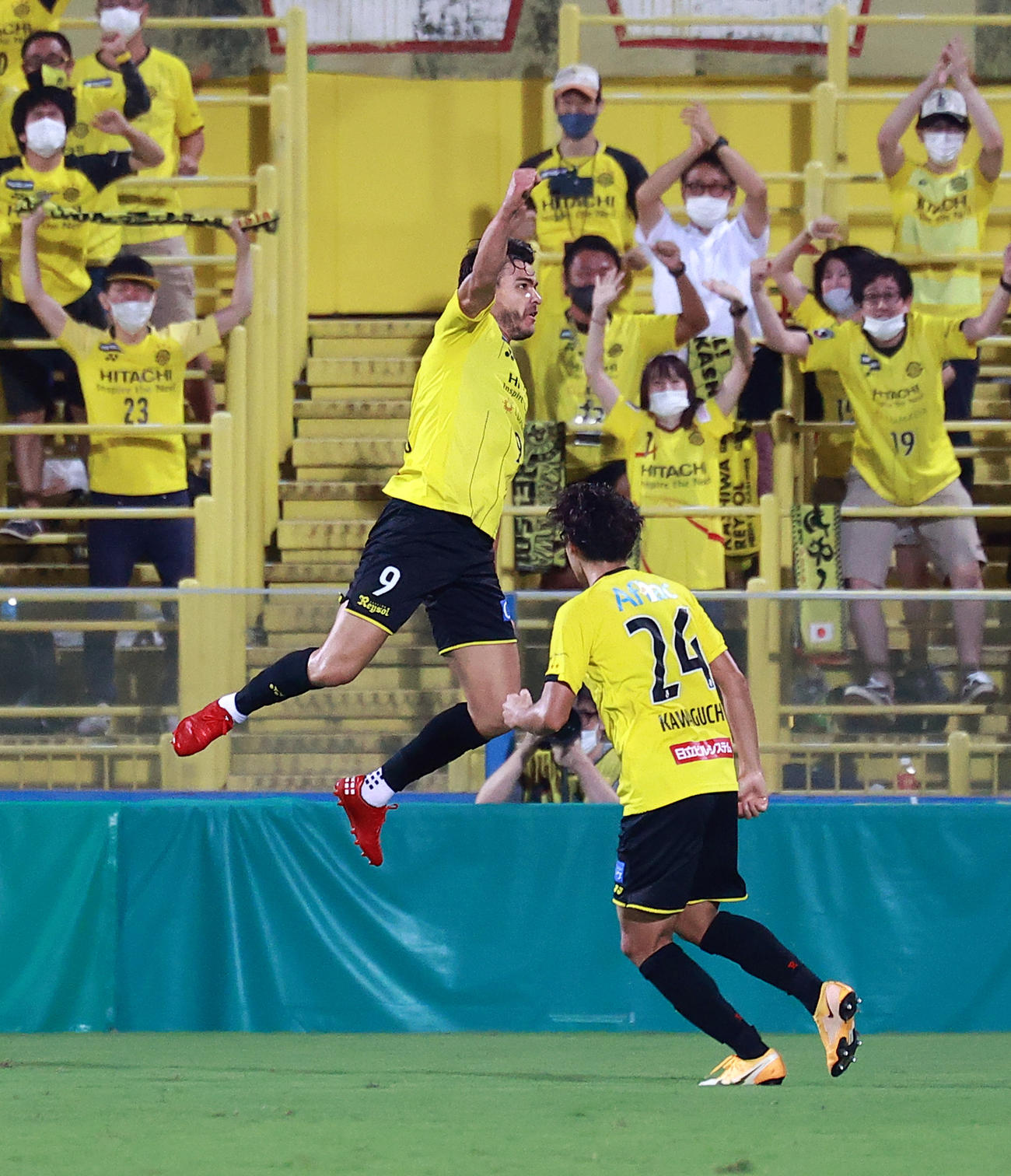 柏対横浜FC　後半、チーム2点目のゴールを決め、ガッツポーズでジャンプする柏クリスティアーノ（撮影・浅見桂子）