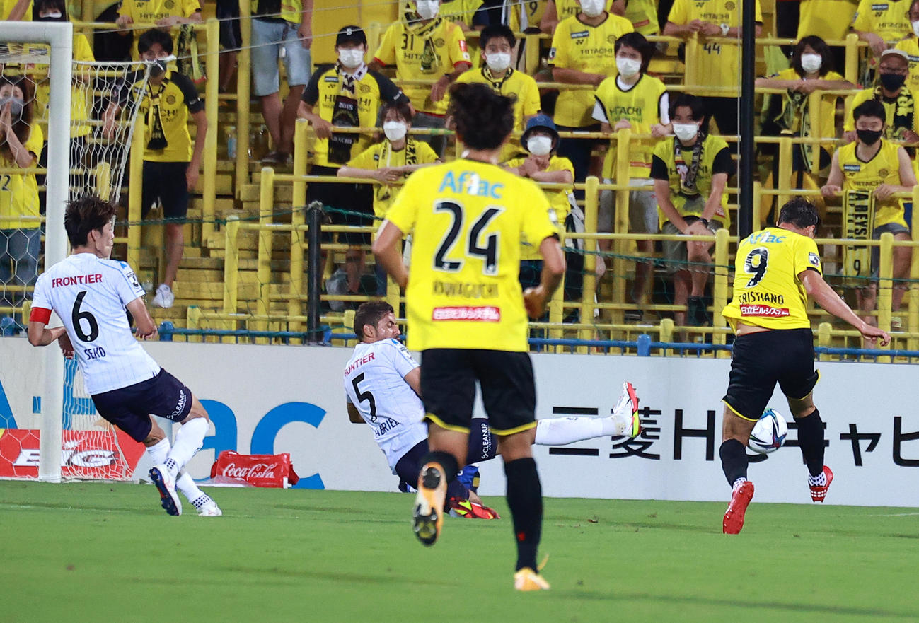 柏対横浜FC　後半、チーム2点目のゴールを決める柏クリスティアーノ（右）（撮影・浅見桂子）