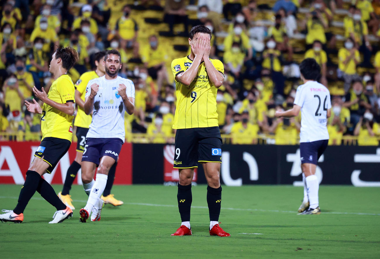 柏対横浜FC　前半、PKを蹴るも外してしまい悔しがる柏クリスティアーノ（撮影・浅見桂子）