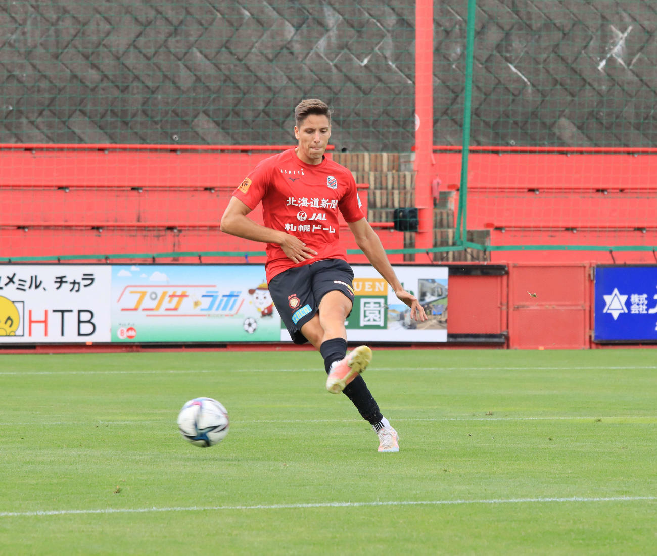 シュートを放つ札幌FWトゥチッチ（撮影・保坂果那）