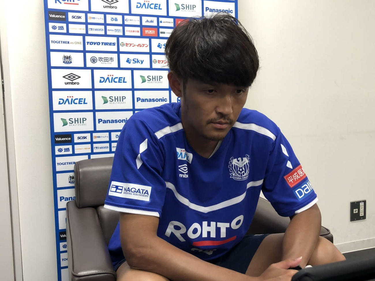 ルヴァン杯準々決勝C大阪戦に向けた最終調整後に取材対応するG大阪の宇佐美（ガンバ大阪提供）