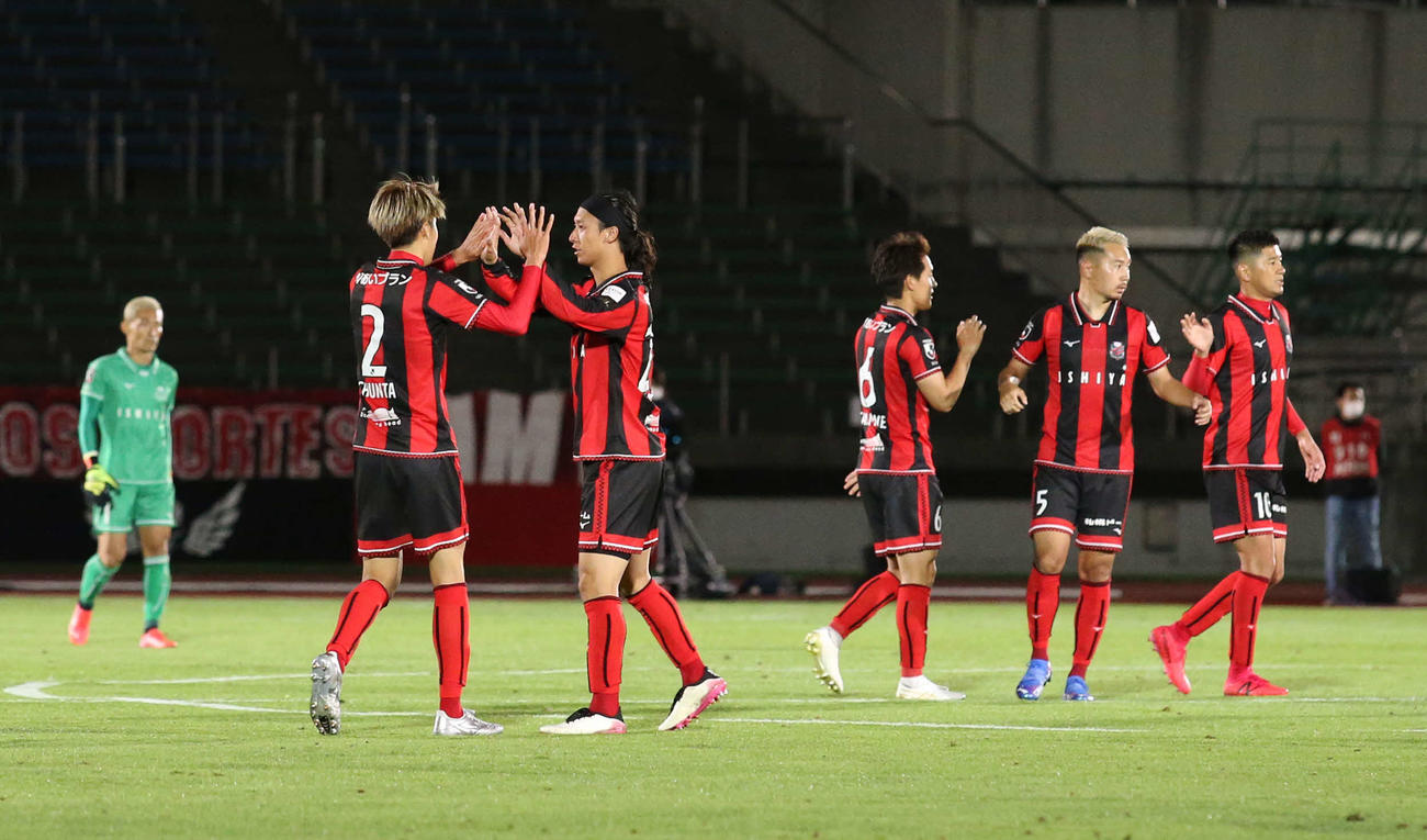 札幌対東京　試合終了後、タッチを交わす札幌田中駿（左手前）と荒野（撮影・佐藤翔太）