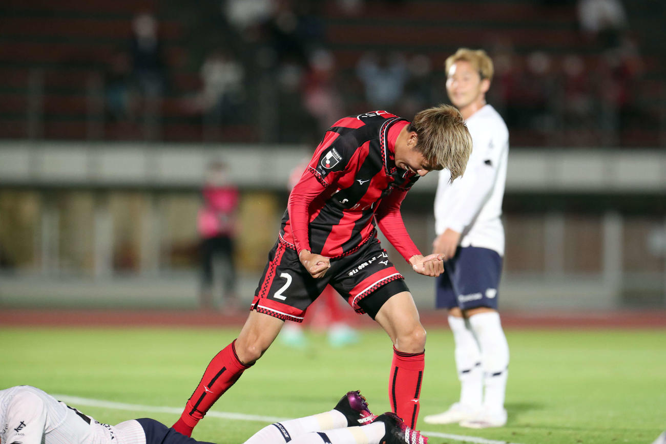 札幌対東京　前半、同点ゴールを決めガッツポーズをする札幌田中駿（撮影・佐藤翔太）
