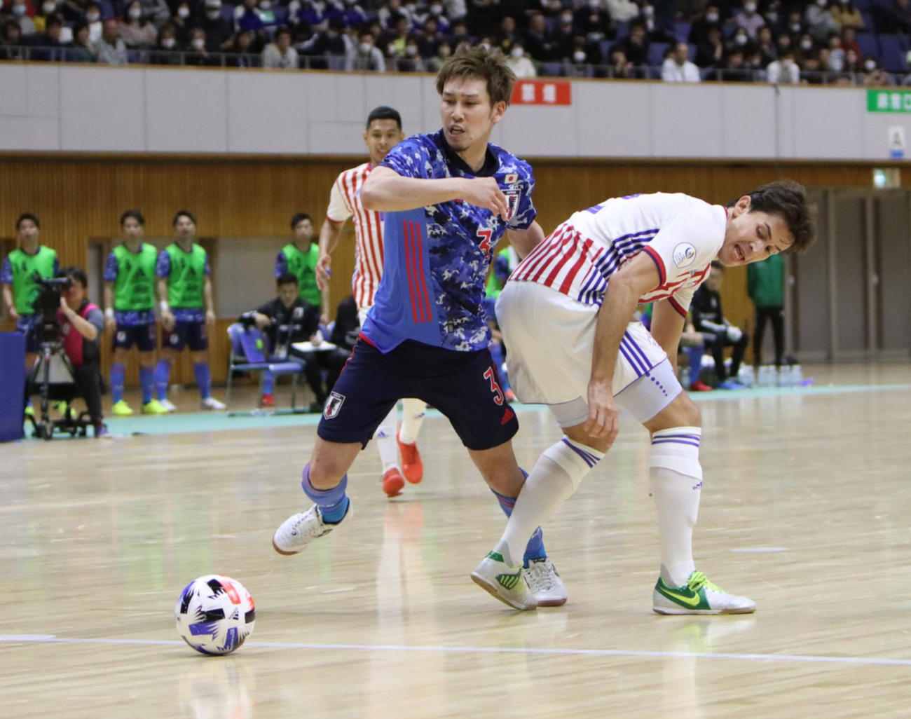 昨年2月の国際親善試合に出場した室田（左）