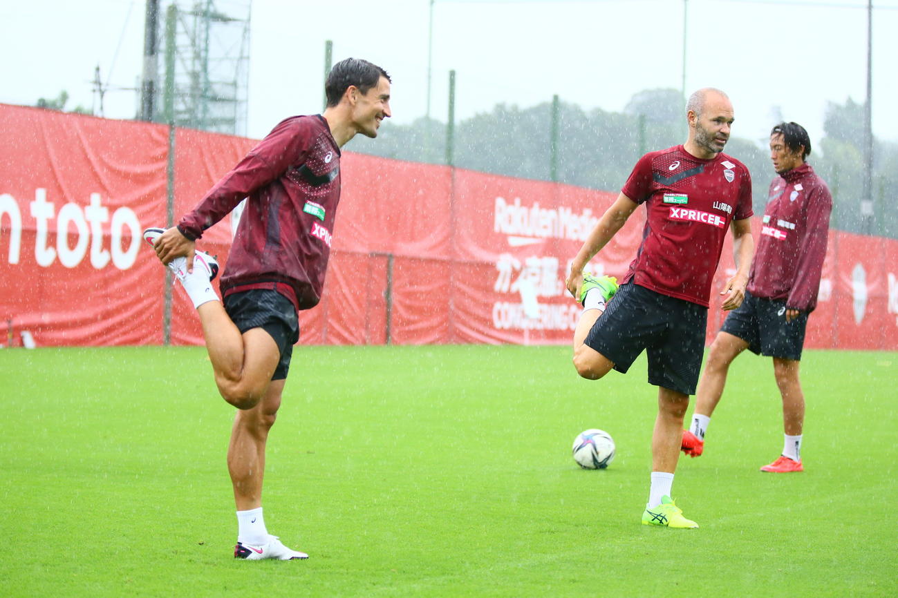 初練習でイニエスタと談笑する神戸ボージャン（C）VISSEL KOBE