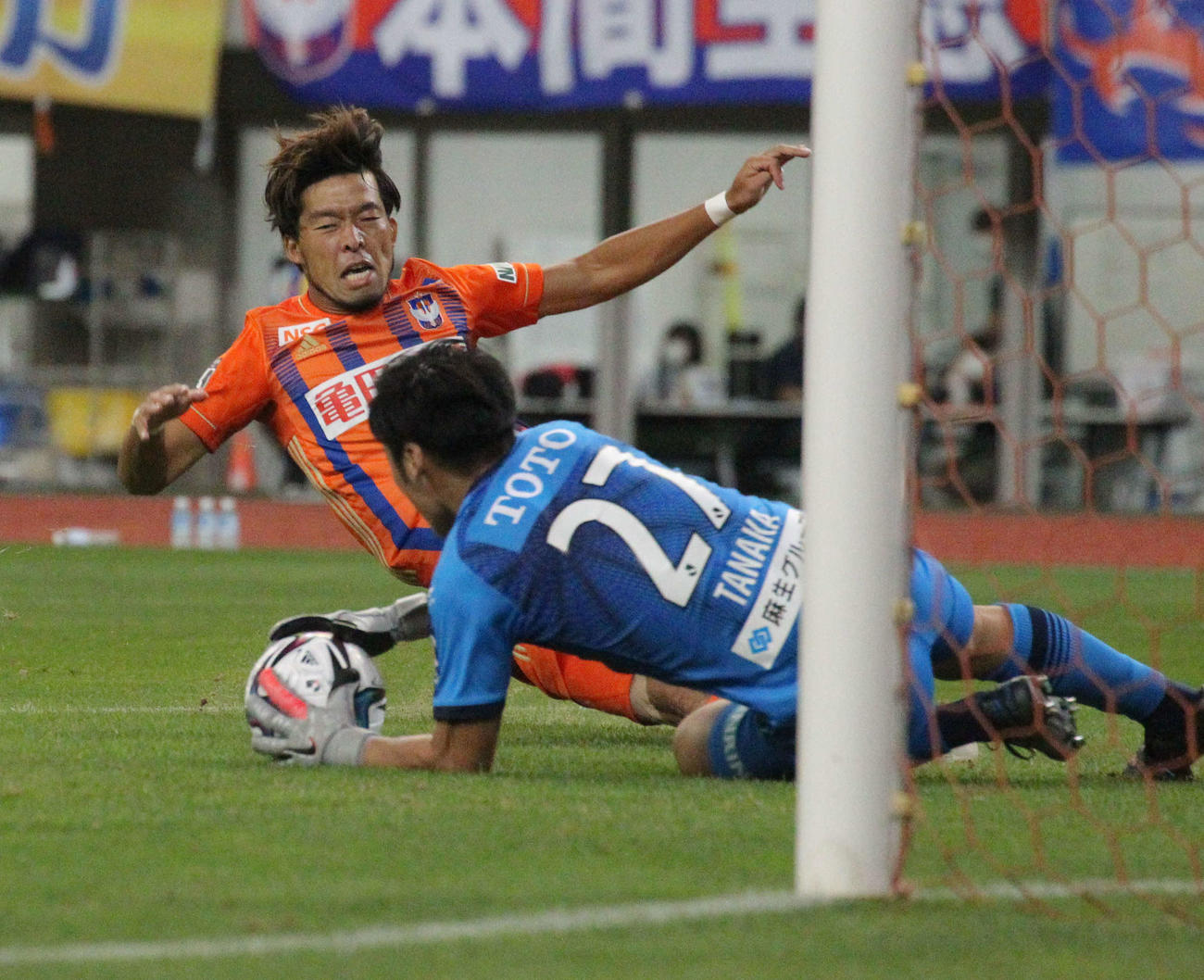 途中出場の新潟・鈴木はスライディングシュートが合わずGKのセーブにあう