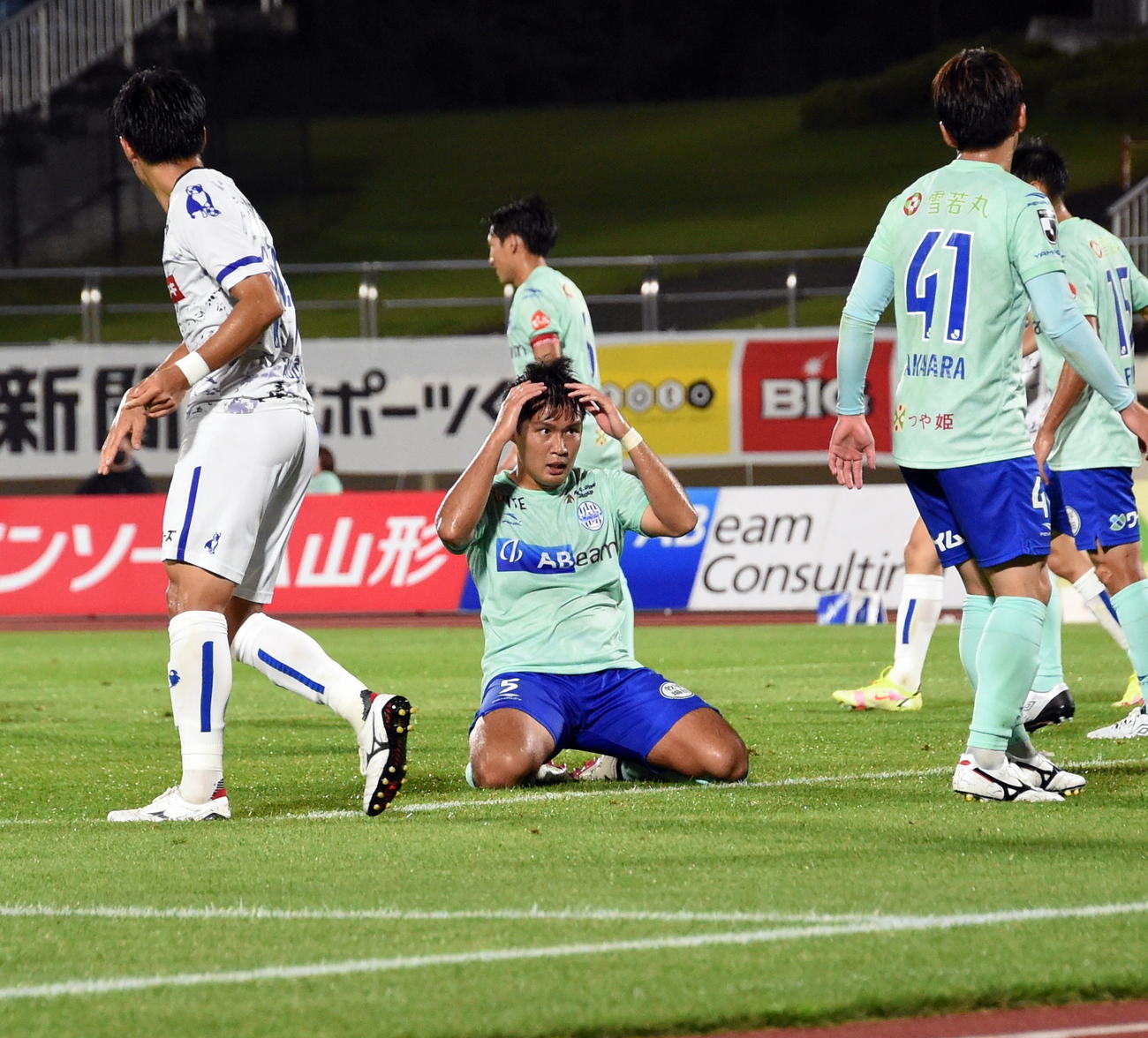 山形対水戸　前半、シュートを外し悔しがる山形DF野田（中央）