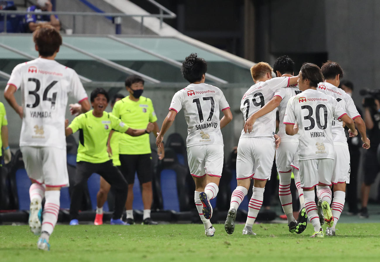 G大阪対C大阪　後半、藤田の追加点に喜ぶC大阪イレブン。左から2人目はガッツポーズの小菊監督（撮影・白石智彦）