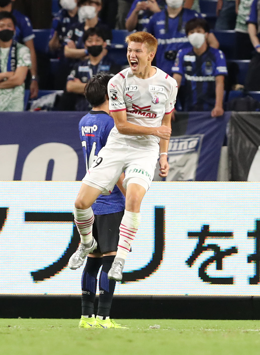 G大阪対C大阪　前半、追加点となるゴールを決めてジャンプして喜ぶC大阪加藤（撮影・白石智彦）