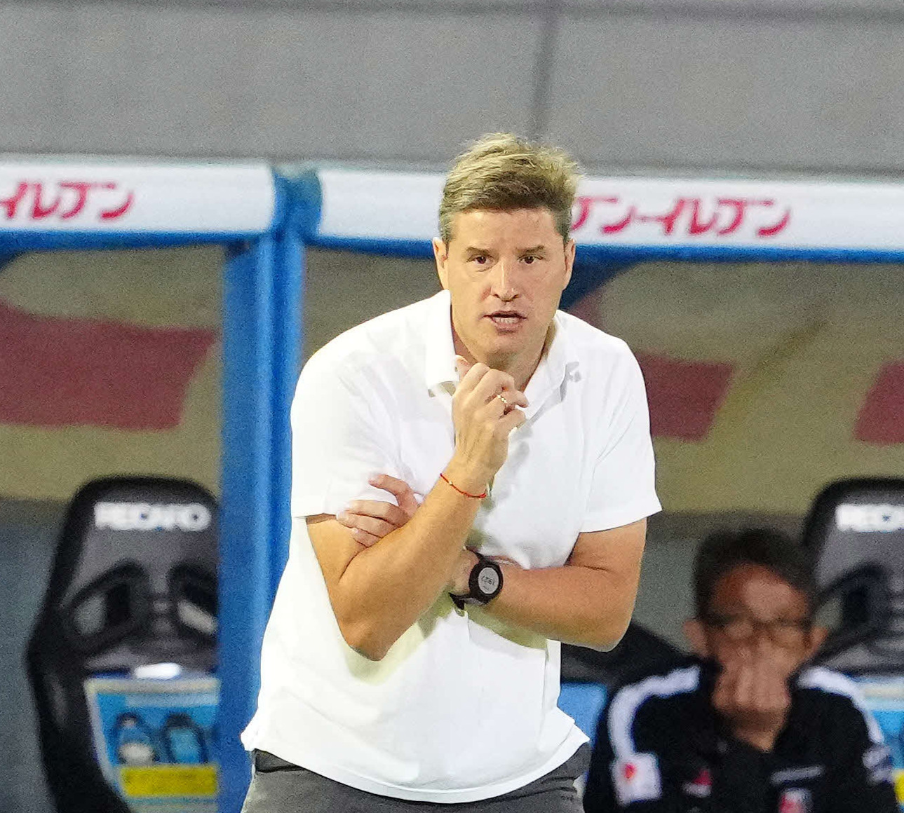川崎F対浦和　前半、戦況を見つめる浦和ロドリゲス監督（撮影・江口和貴）