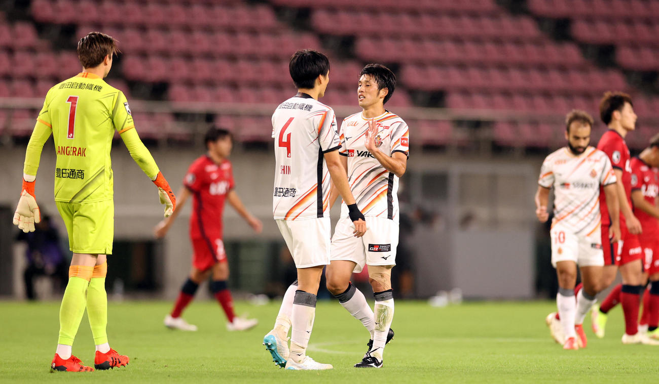 鹿島対名古屋　試合終了後、勝利を喜び合う米本（中央右）ら名古屋の選手たち（撮影・狩俣裕三）