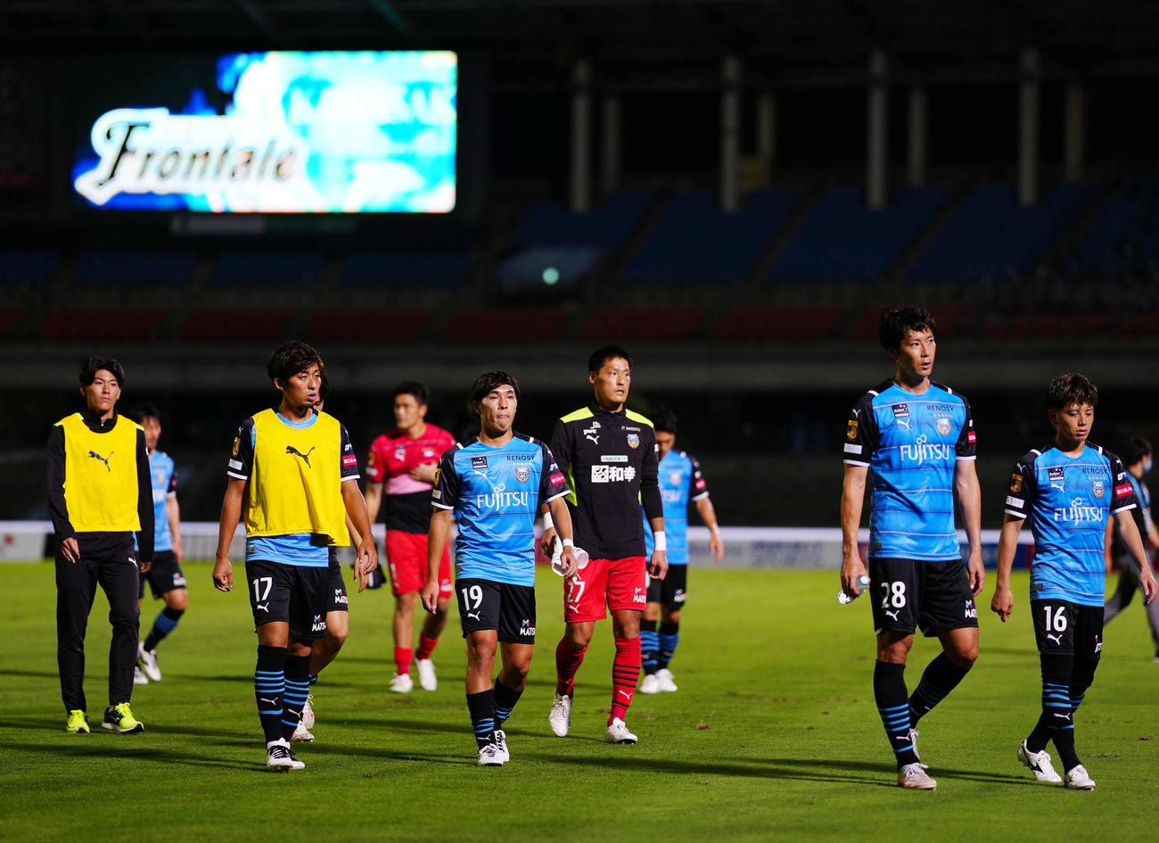 川崎F対浦和　試合後、厳しい表情であいさつに向かう川崎Fイレブン（撮影・江口和貴）