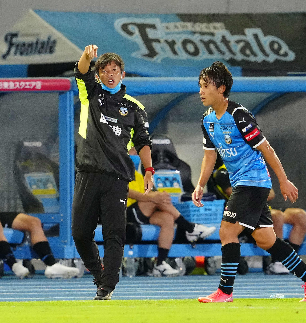 川崎F対浦和　前半、指示を出す川崎F鬼木監督（左）（撮影・江口和貴）