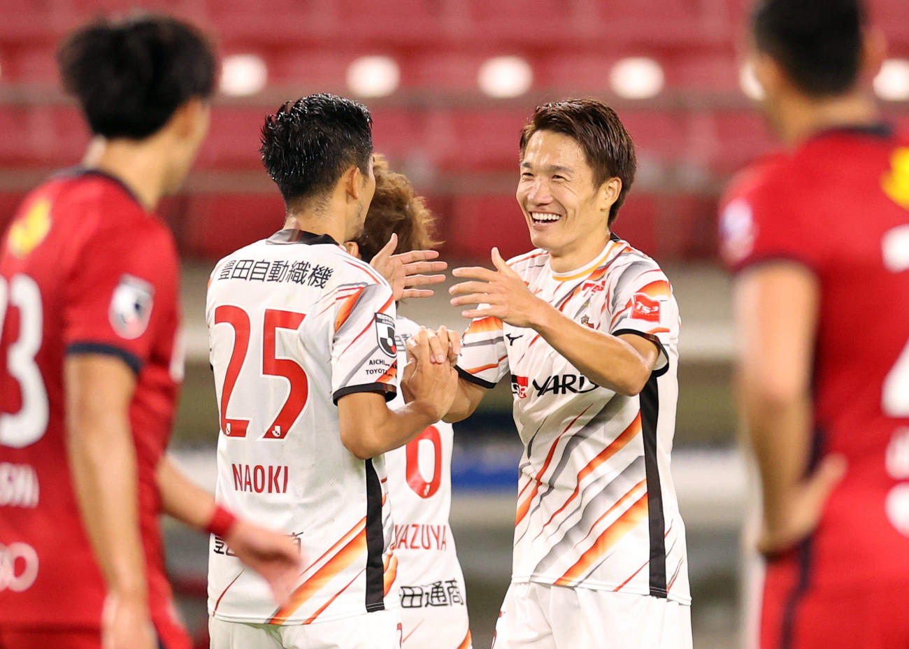 鹿島対名古屋　前半、先制ゴールを決め、名古屋前田（左）と喜び合う稲垣（撮影・狩俣裕三）