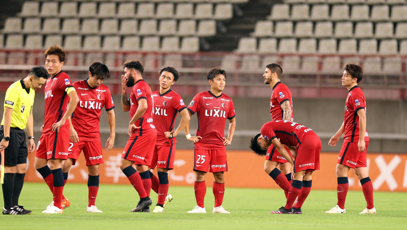 鹿島対名古屋　試合終了後、悔しそうな表情を見せる鹿島の選手たち（撮影・狩俣裕三）