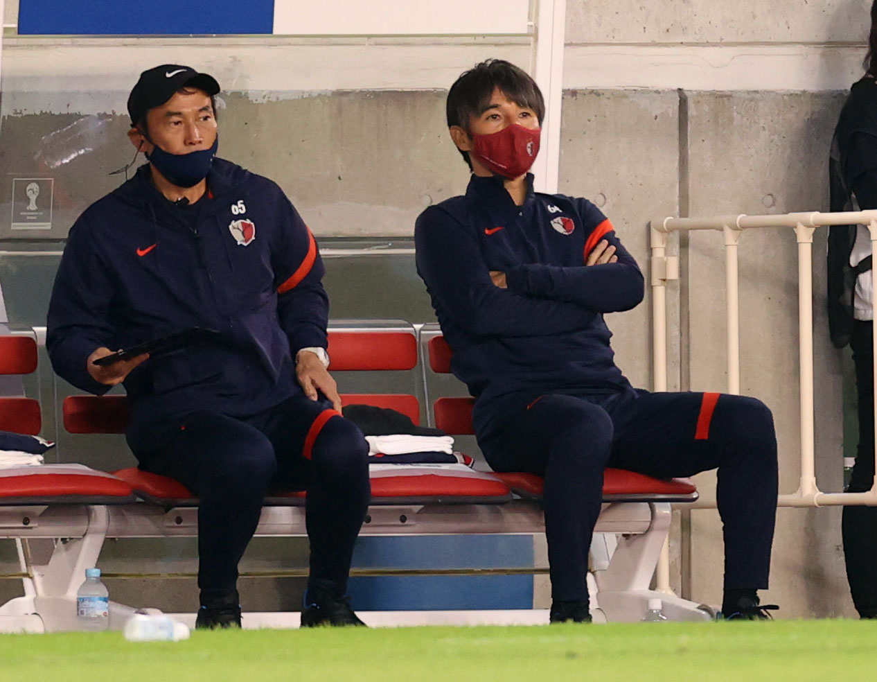 島対名古屋　前半、試合を見つめる鹿島相馬監督（右）と奥野コーチ（撮影・狩俣裕三）