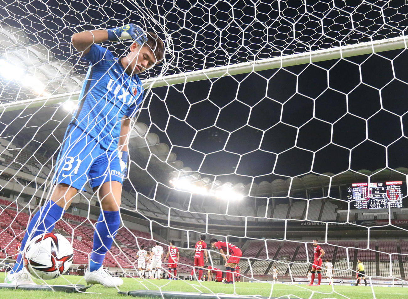 鹿島対名古屋　前半、名古屋稲垣にゴールを決められ、悔しそうにボールを回収する鹿島GK沖（撮影・狩俣裕三）