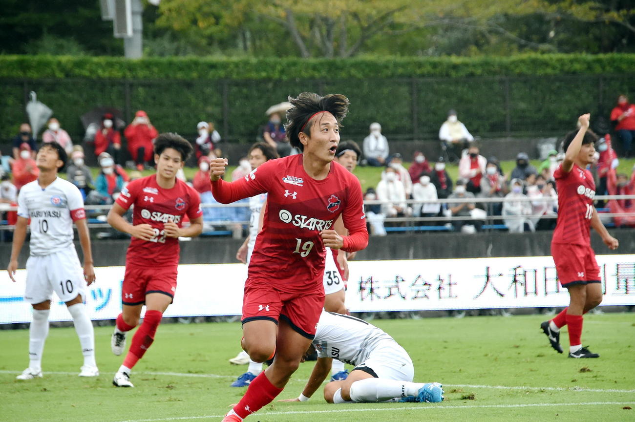 いわきFC対FCマルヤス岡崎　前半、先制ゴールを決めてガッツポーズするいわきFC・MF岩渕（中央）（撮影・山田愛斗）