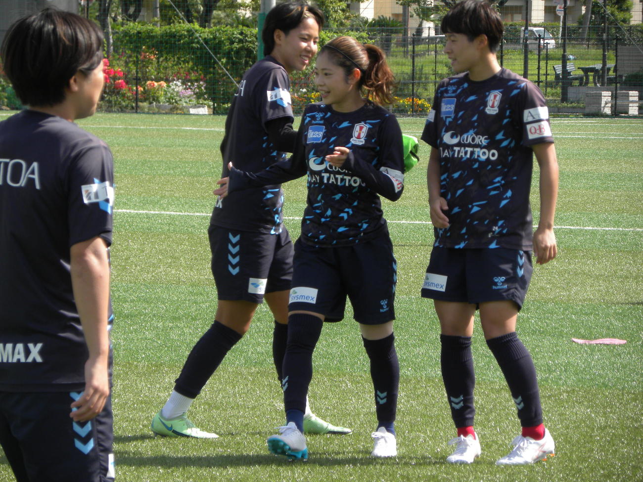 WEリーグ開幕戦に向けての練習で笑顔を見せるINAC神戸MF伊藤美紀（右から2人目）（撮影・松本航）