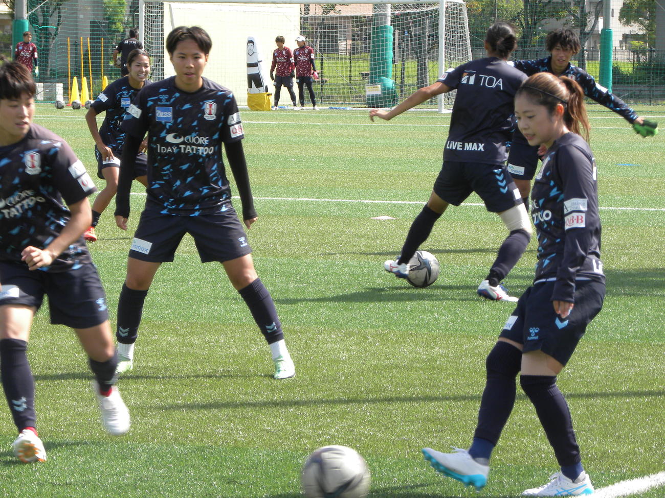 WEリーグ開幕戦に向けての練習でボールを操るINAC神戸MF伊藤美紀（右）（撮影・松本航）