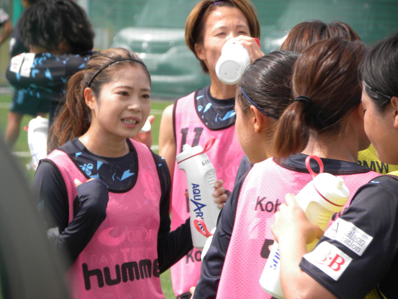 WEリーグ開幕戦に向けての練習で仲間に思いを伝えるINAC神戸MF伊藤美紀（左）（撮影・松本航）
