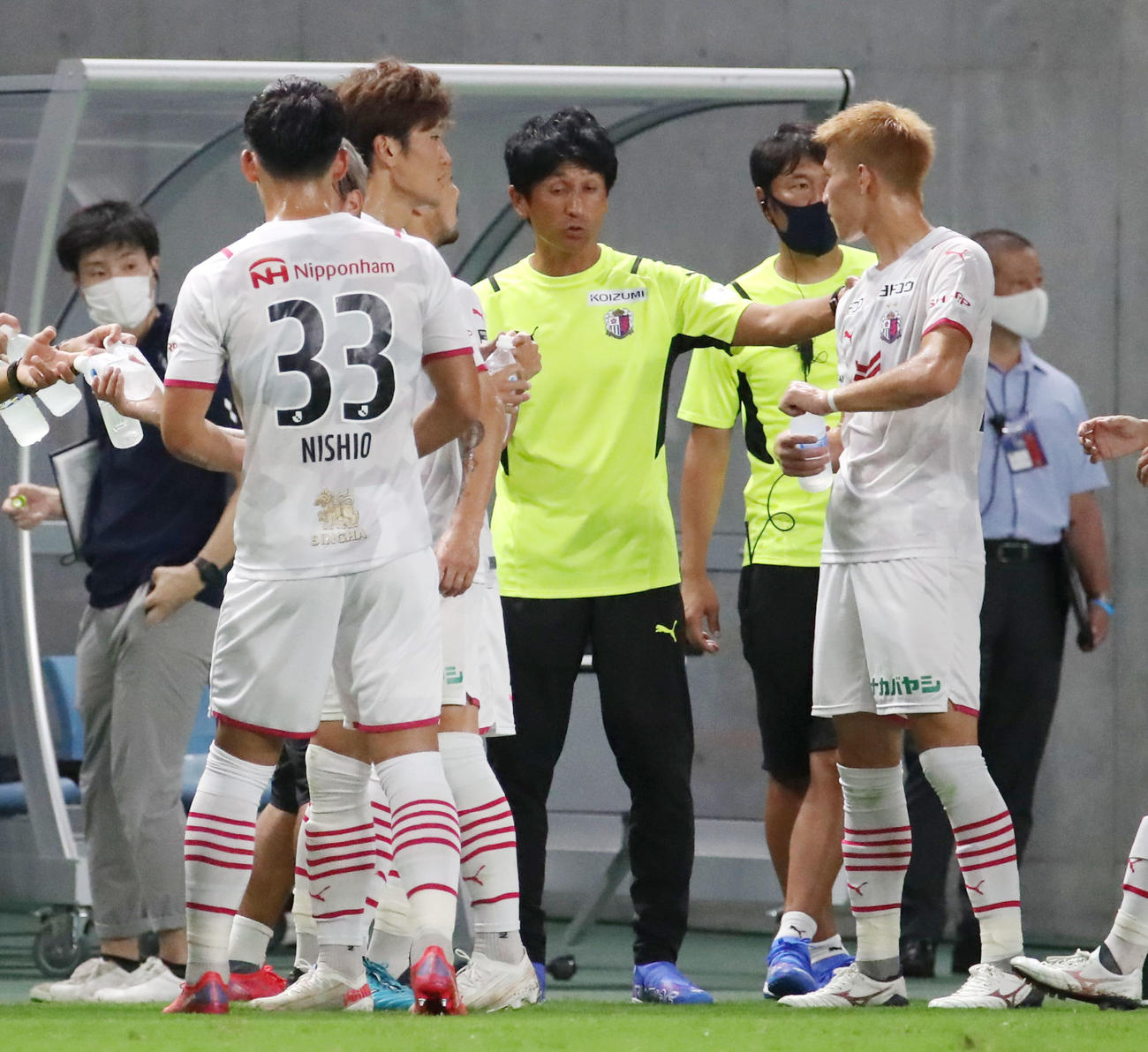 G大阪対C大阪　前半、飲水タイム時に選手へアドバイスするC大阪小菊新監督（中央）（2021年8月28日撮影）