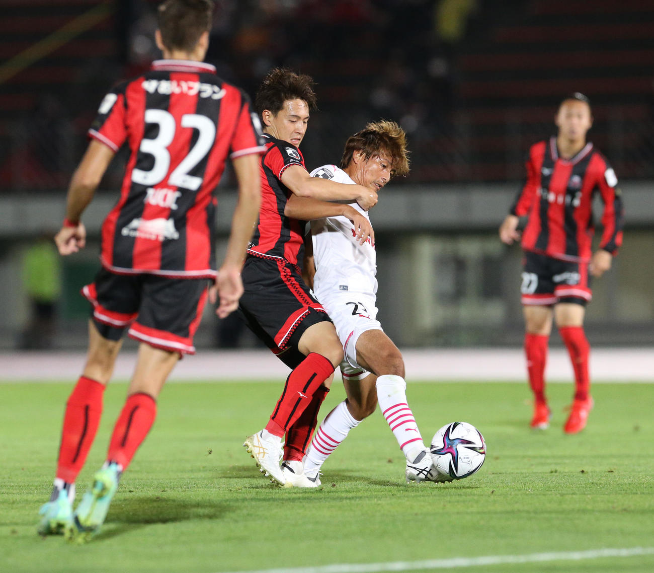 札幌対C大阪　後半、ボールをキープするC大阪乾（撮影・佐藤翔太）