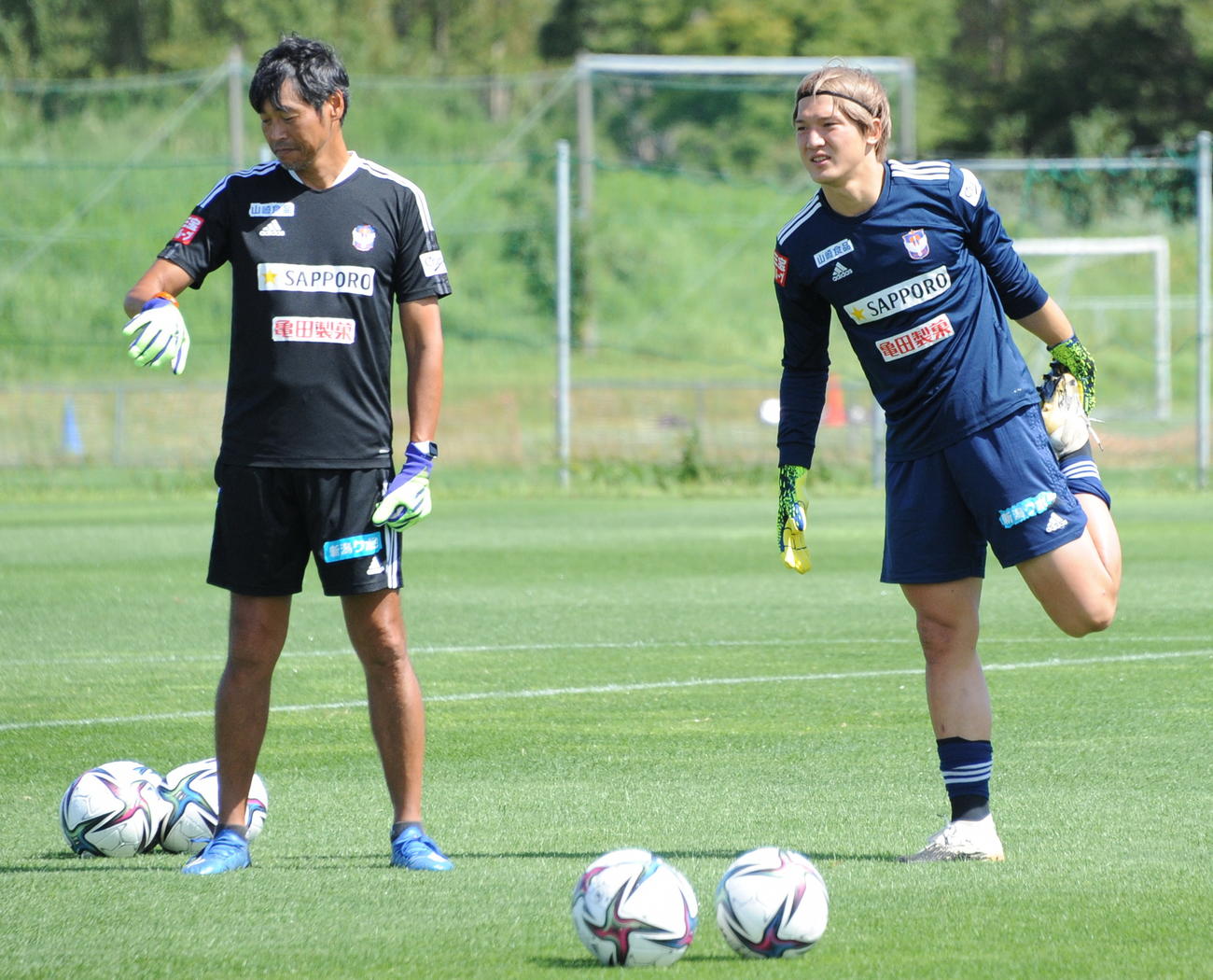 石末GKコーチと話す藤田（右）