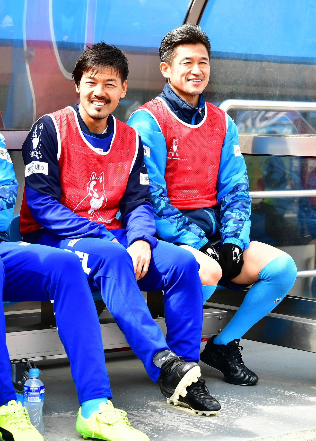 横浜FC時代の松井（左）とカズ（18年4月）