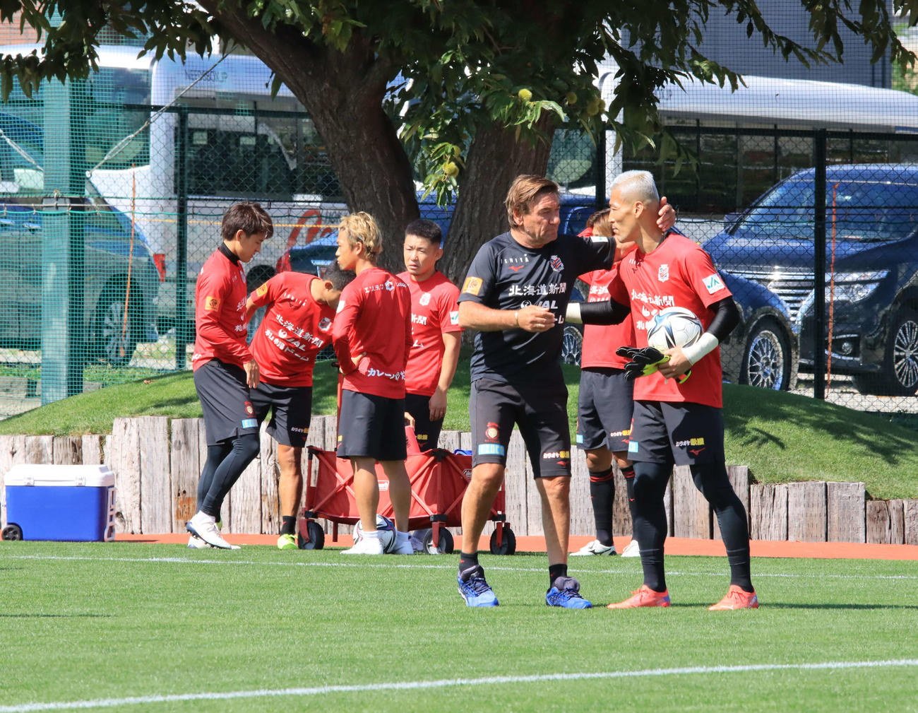 練習を終え、握手であいさつする札幌ペトロビッチ監督（手前左）とGK菅野（同右）（撮影・保坂果那）