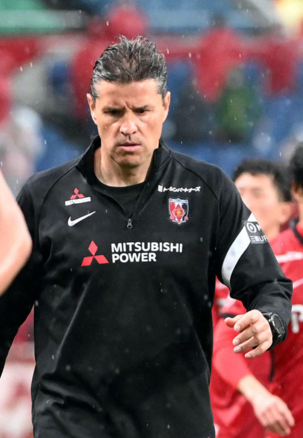 浦和対川崎F　川崎Fに大敗し、厳しい表情の浦和ロドリゲス監督（中央）（撮影・たえ見朱実）