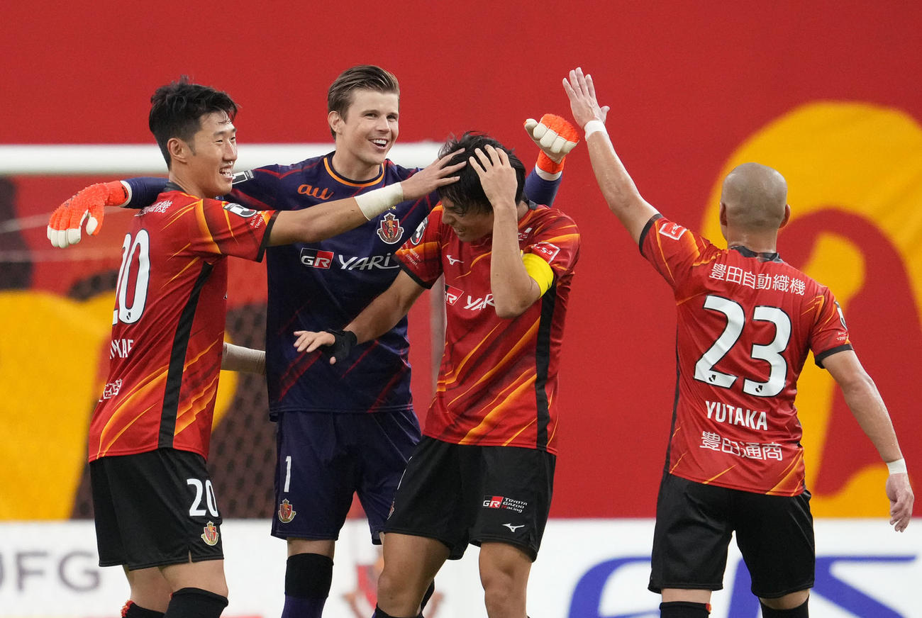 名古屋対徳島　試合終了、この試合完封勝利に喜ぶ名古屋守備陣（左から）キム　ミンテ、GKランゲラック、中谷、吉田（撮影・森本幸一）