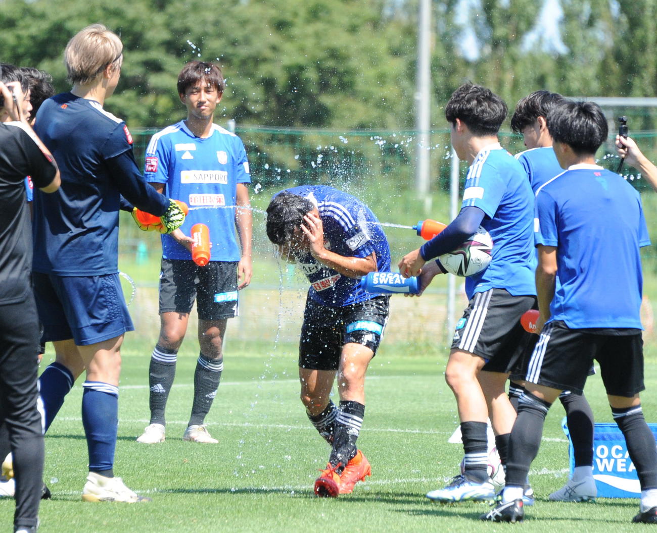 チームメートからウオーターシャワーで26歳の誕生日を祝福される谷口（7日撮影）
