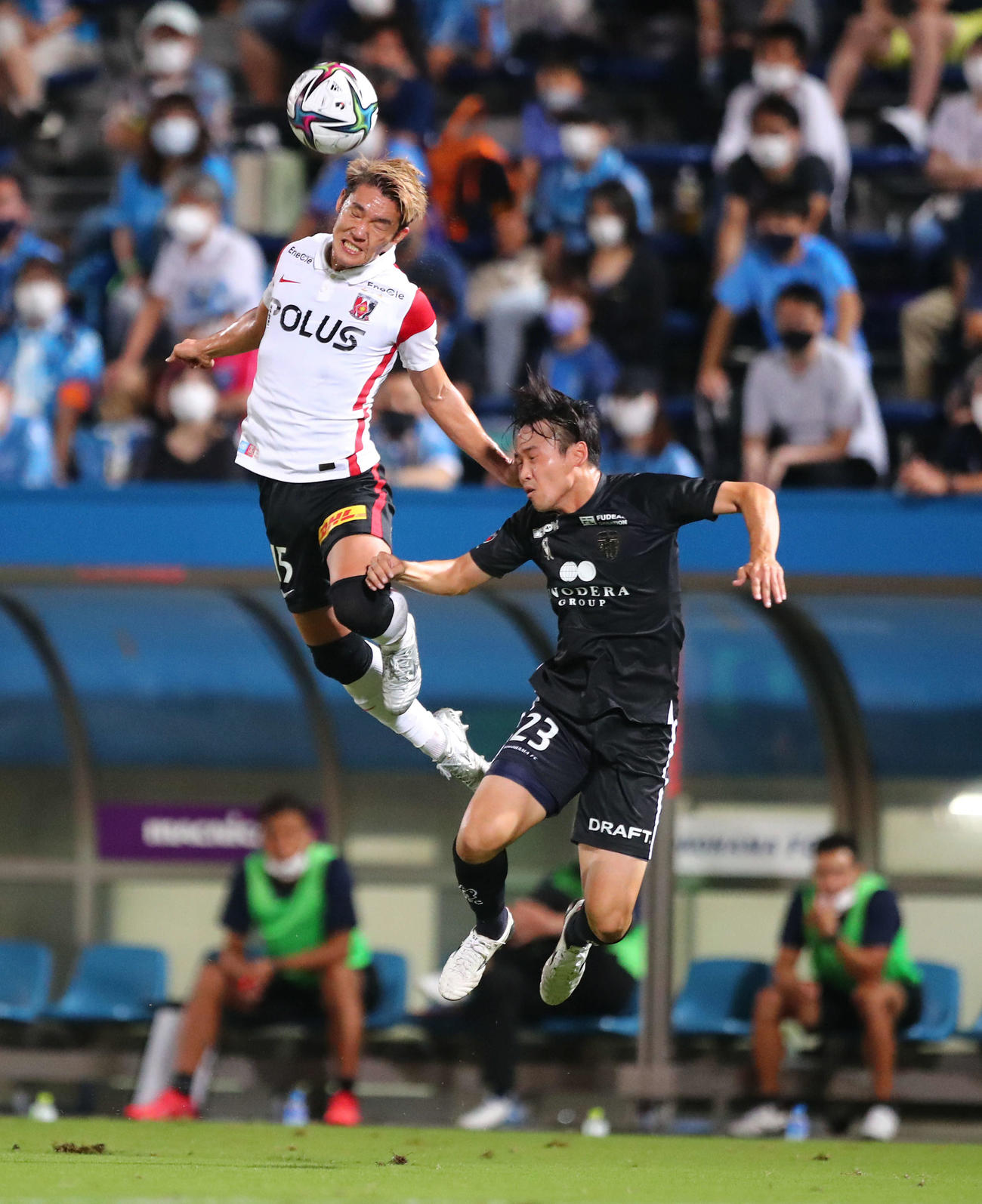 横浜FC対浦和　前半、競り合う浦和明本（左）と横浜FC前嶋（撮影・河田真司）