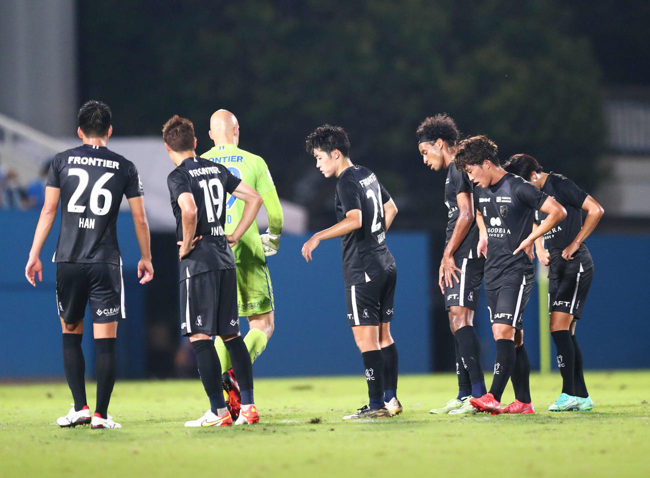 横浜FC対浦和　浦和に敗れ整列する横浜FC（撮影・河田真司）