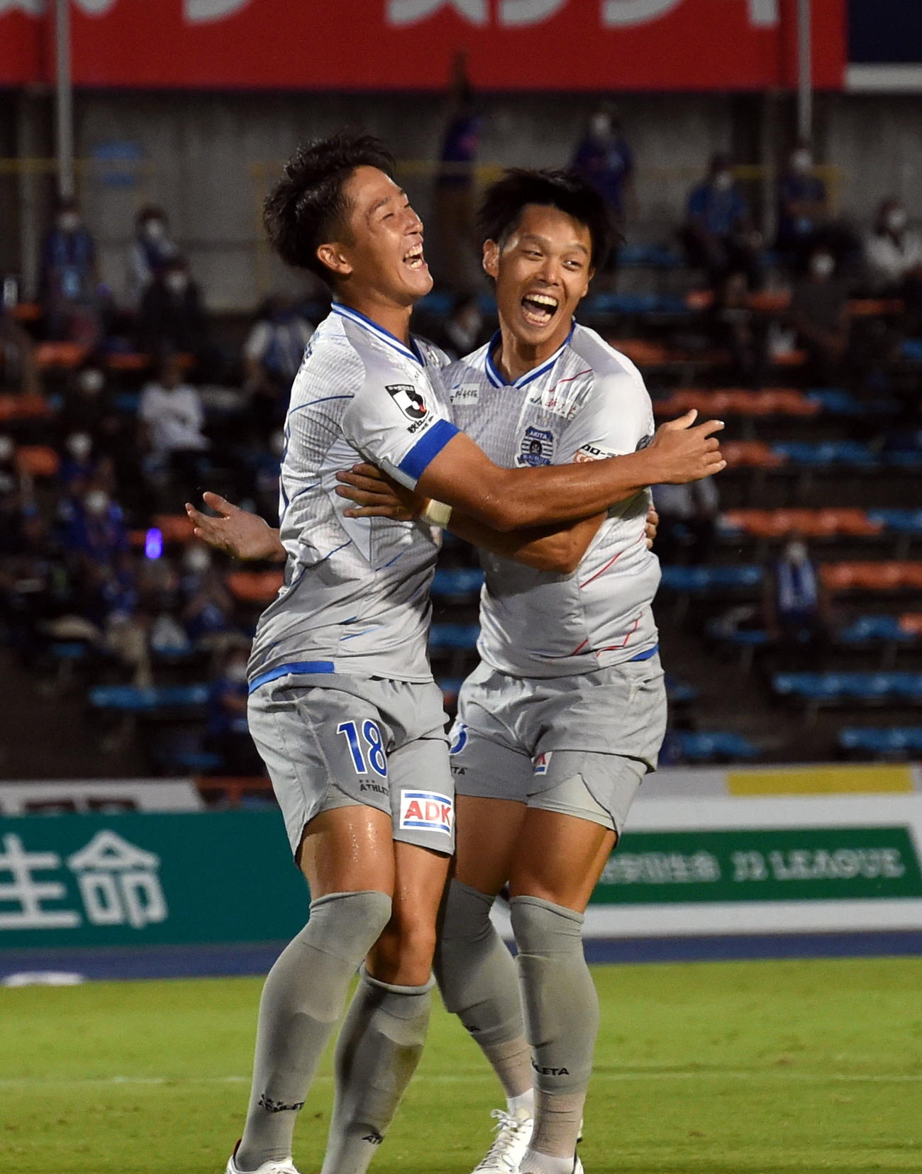 前半2分、先制ゴールを決め抱き合って喜ぶ秋田FW吉田（左）とMF茂