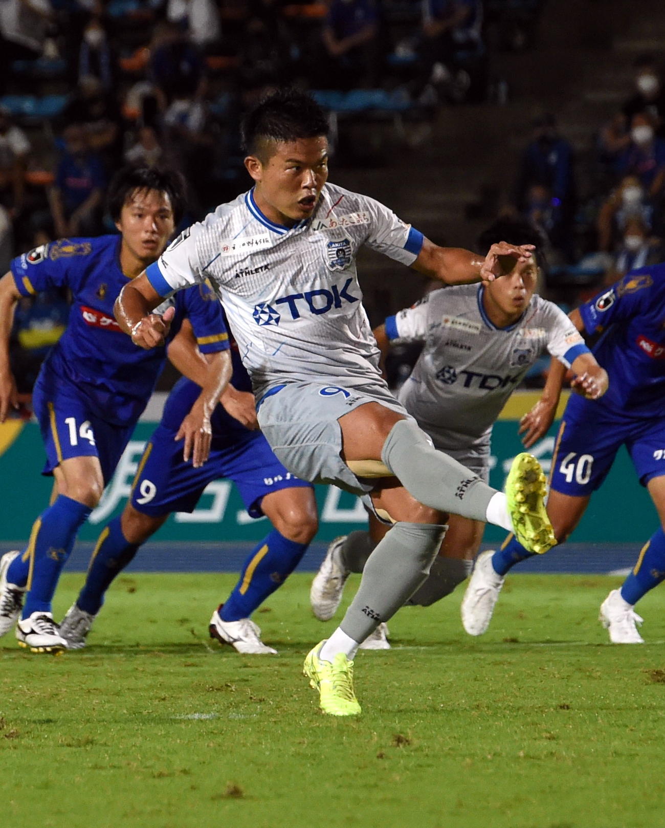 後半19分、PKで3点目を決める秋田FW中村