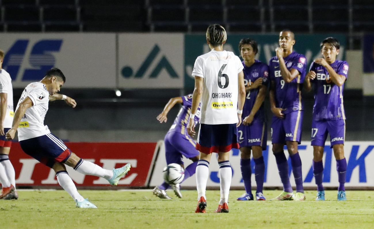 後半、直接FKでゴールを決める横浜レオ・セアラ（左端）（共同）